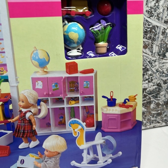 Barbie Classroom Playset Fun Learning at Kelly's Preschool 2002 #67427 - Picture 4 of 11